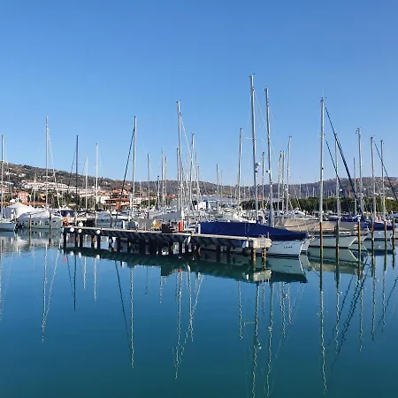 Počitniška hiša Floating House Adela