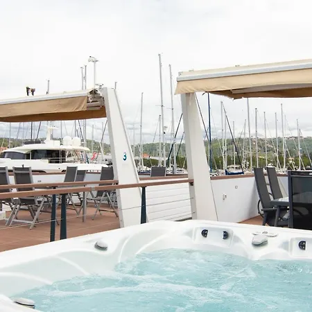 Počitniška hiša Floating House Adela