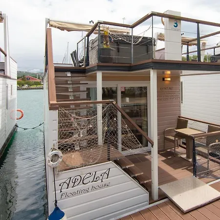 Floating House Adela Nyaraló