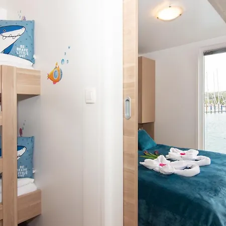 Floating House Adela Počitniška hiša