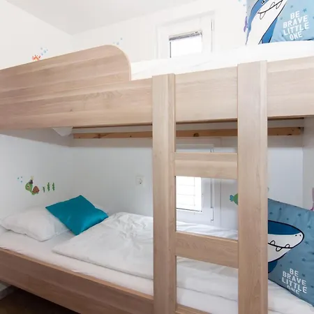 Floating House Adela 포르토로즈