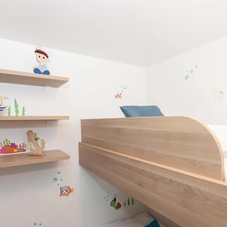 Počitniška hiša Floating House Adela *