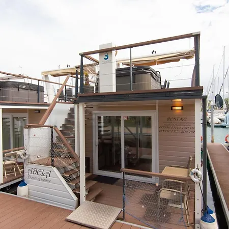 Floating House Adela