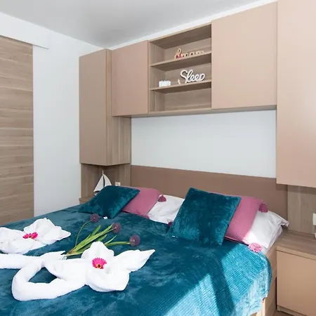 Floating House Adela Počitniška hiša *