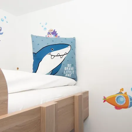 Floating House Adela 포르토로즈