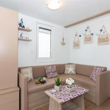 Floating House Adela 포르토로즈