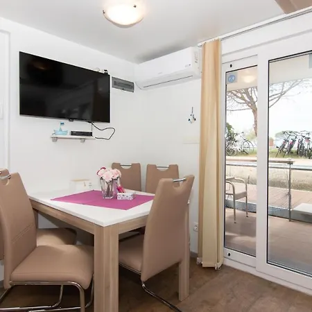 Počitniška hiša Floating House Adela *