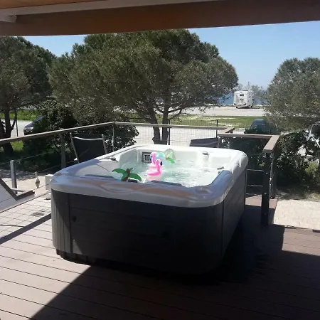 Floating House Adela Počitniška hiša *