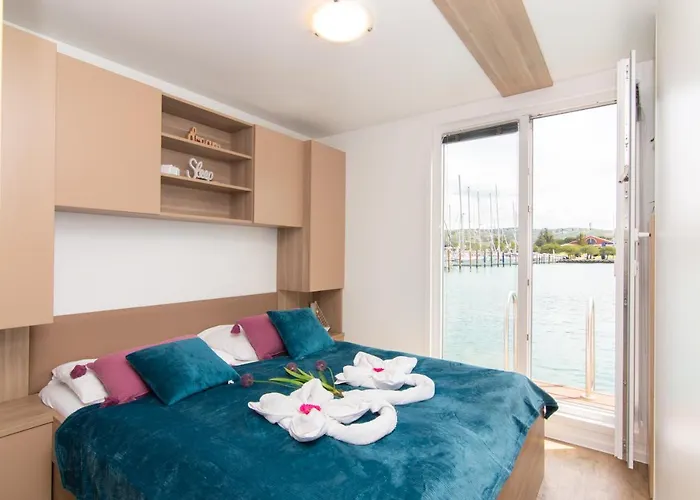 Floating House Adela *