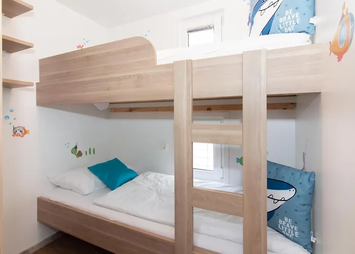 Floating House Adela Πορτορόζ